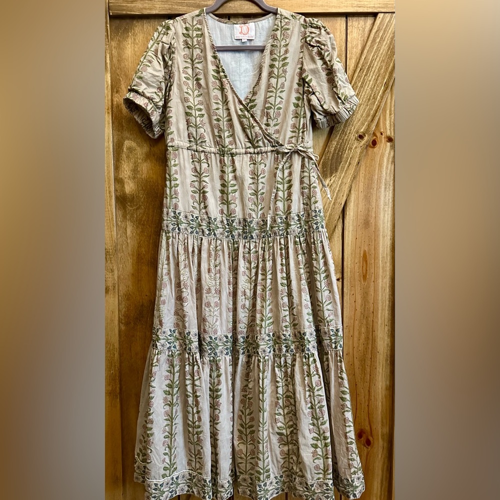 Victoria Dunn Floral Patterned Cream Dress with Gold Metallic. Size XS 36” Bust